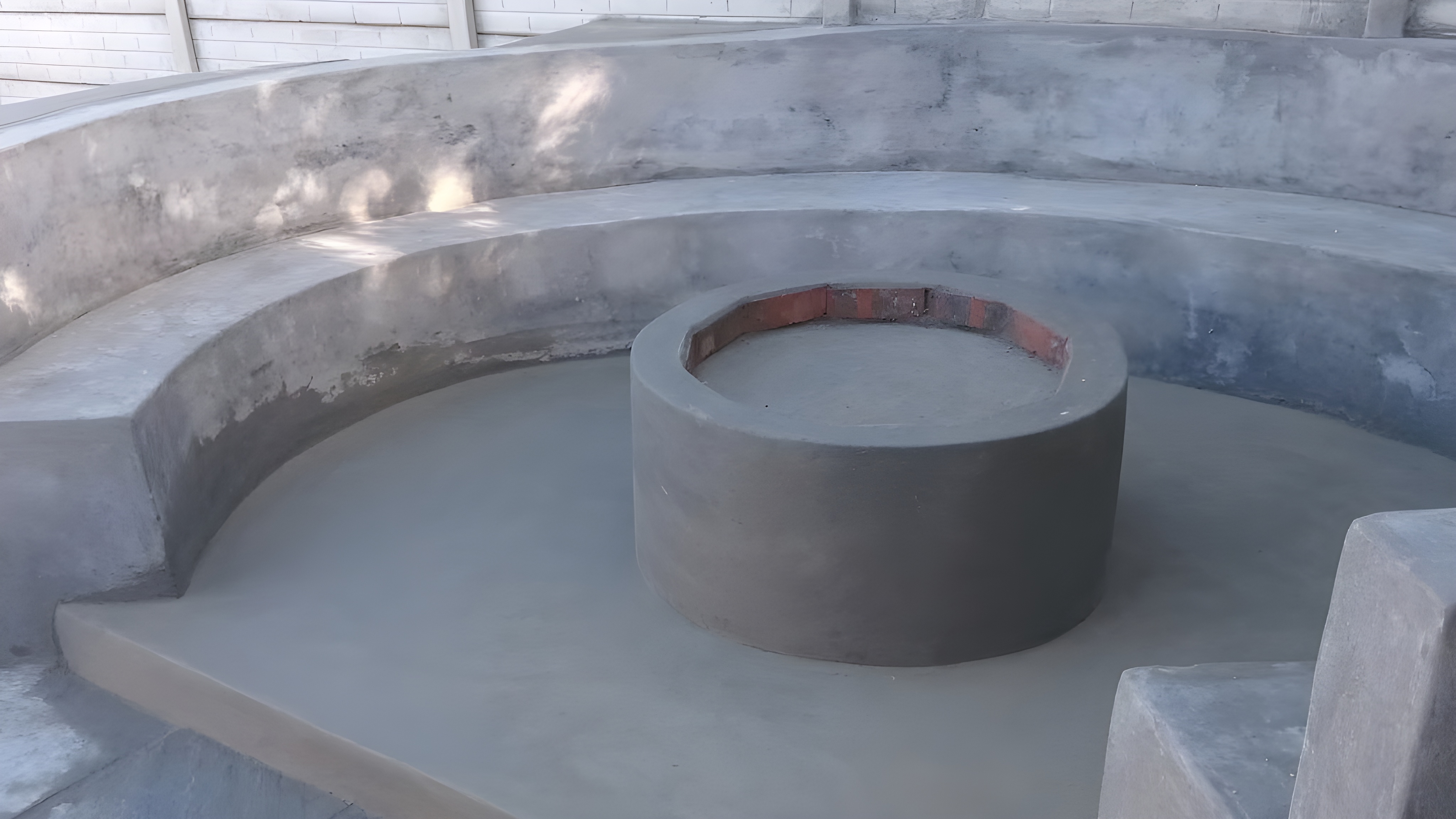 Curved concrete braai and seating